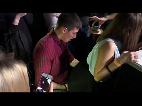 ❤️ Ubulili bangempela ku-nightclub yaseRussia. Intombazane yaseRussia eneminyaka engu-18 ubudala ingene endunu nasesithweni sangasese e-nightclub ku-porn zu.josporn-com.ru ❤